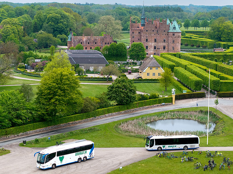 Turistbusser ved Egeskov Slot
